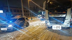 Elakadt egy kamion a Kálvária sugárúton, lapátot ragadtak rendőrök