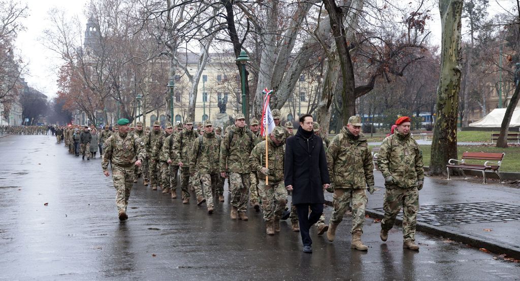 Szegedtől Makóig tart a katonák és civilek közös emléktúra. (Fotó: Délmagyar)
