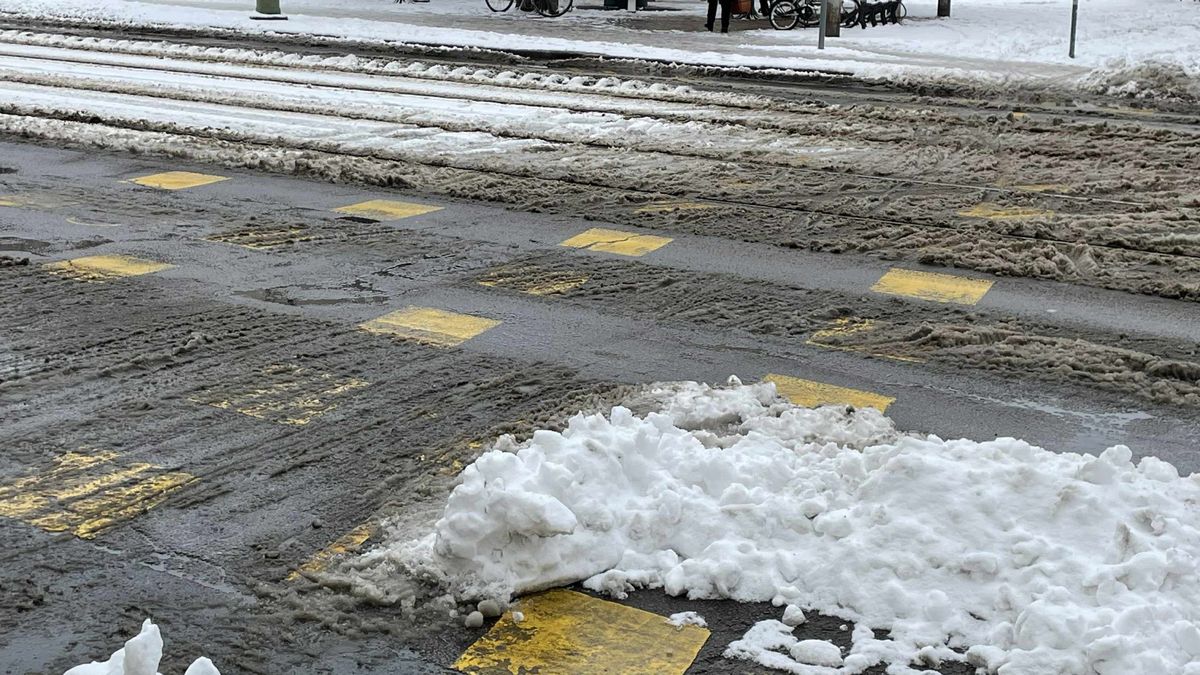 Sokak szerint igencsak kifogásolható, ahogy Szeged útjait takarítják. (Fotó: SzegedMa)