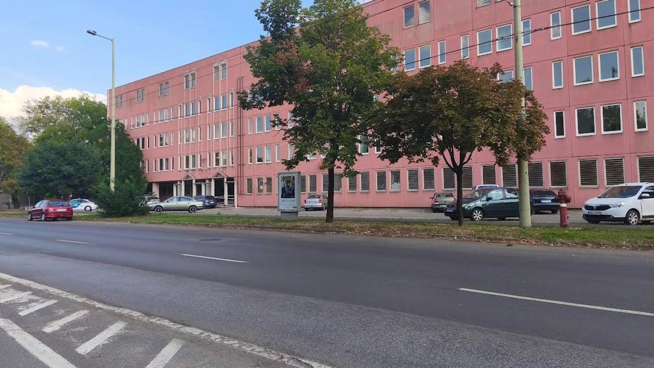 A sofőrök egy része még mindig rutinból, tévesen közlekedik a Párizsi körúton