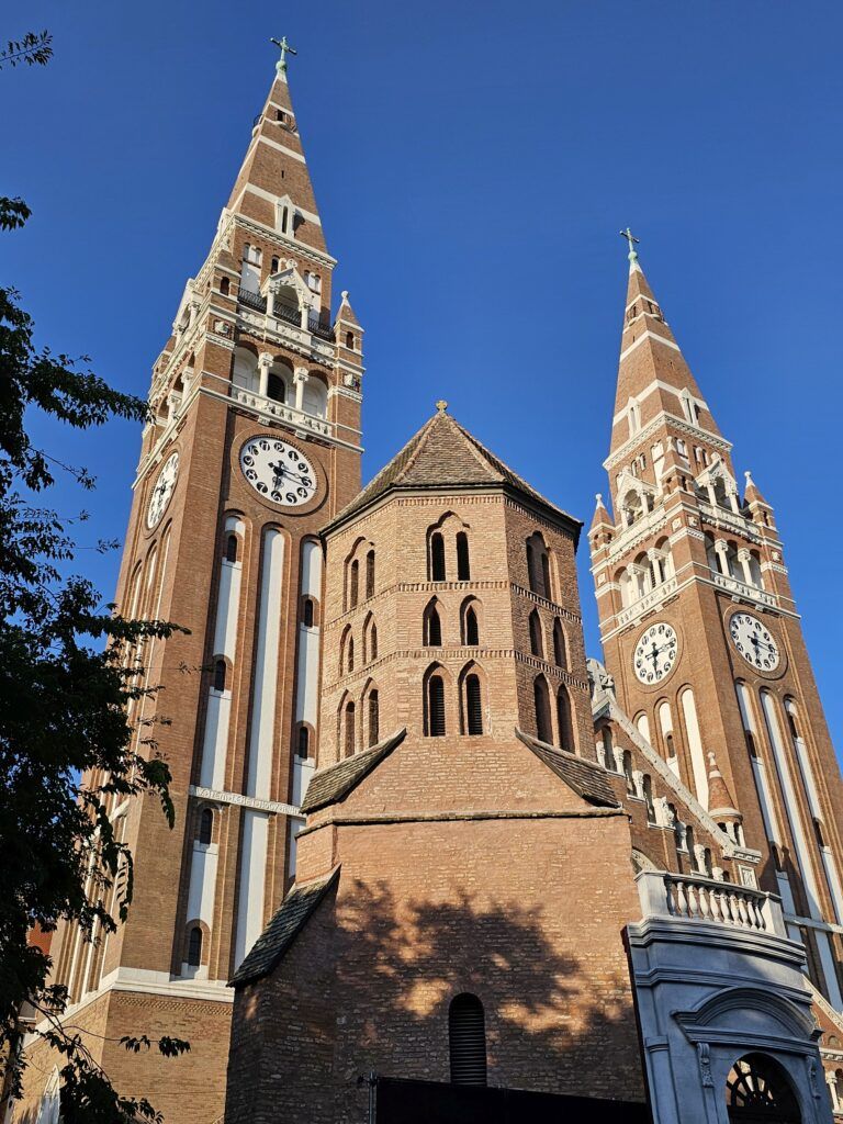 A templomtornyok 81 méteres magasak, az óralapok 4,3 méteresek, az óra mutatói 2,7 és 2,1 méteresek. (Fotó: kozelestavol.hu)