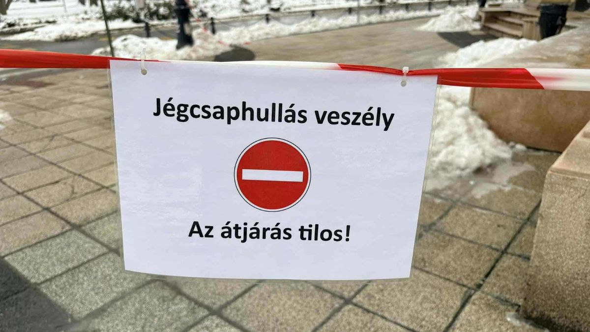 Elkerítették a Szegedi Nemzeti Színház főbejáratát. Jégcsaphullásra figyelmeztetnek. (Fotó: Barnák László)