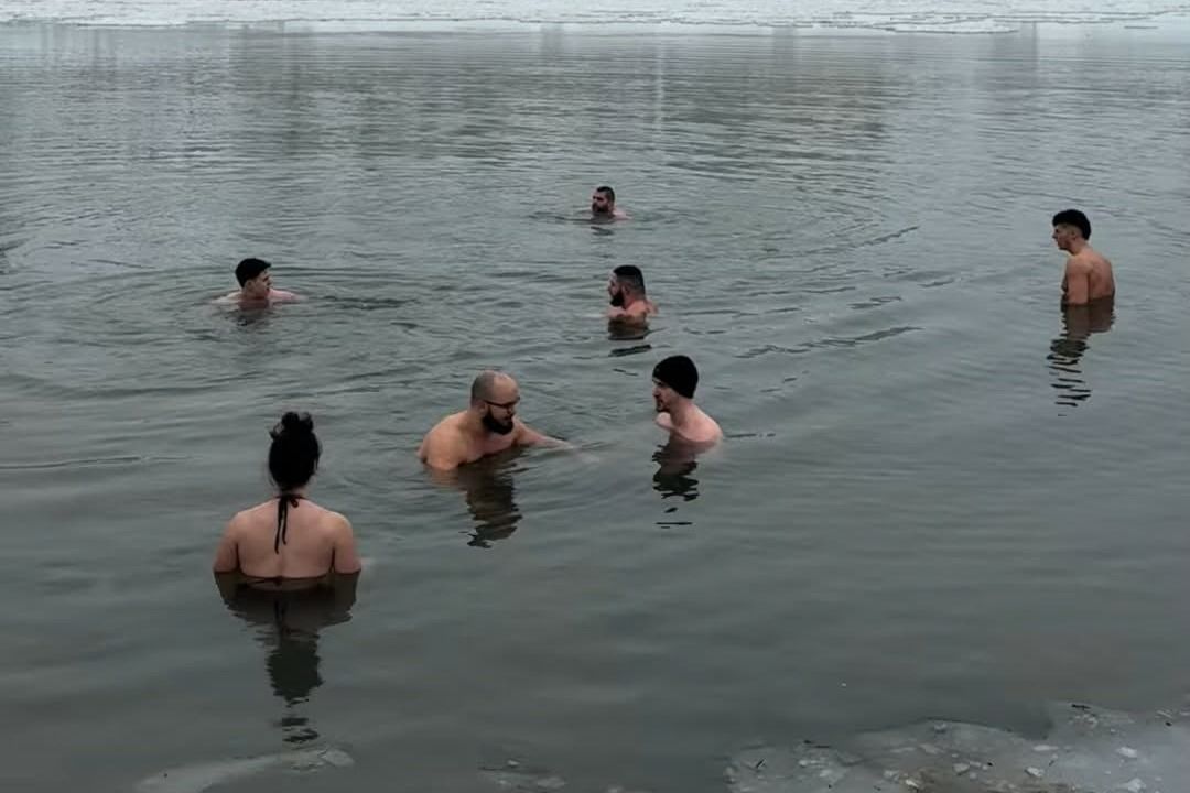 Egyre többen próbálják ki a jeges fürdőzést Szegeden, a Tisza azonban télen is komoly veszélyeket rejt