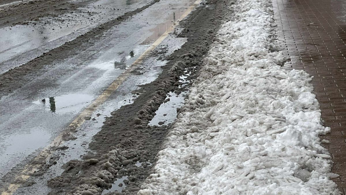 Ember legyen a talpán, aki itt el tud biciklizni. (Fotó: Szegedma)
