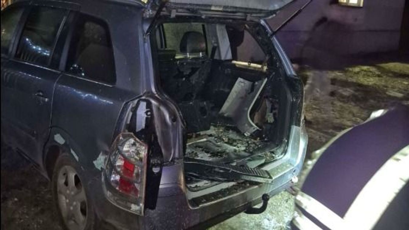 Lángoló csomagtartó az éjszakában: így szabadult el a tűzijáték Sándorfalván