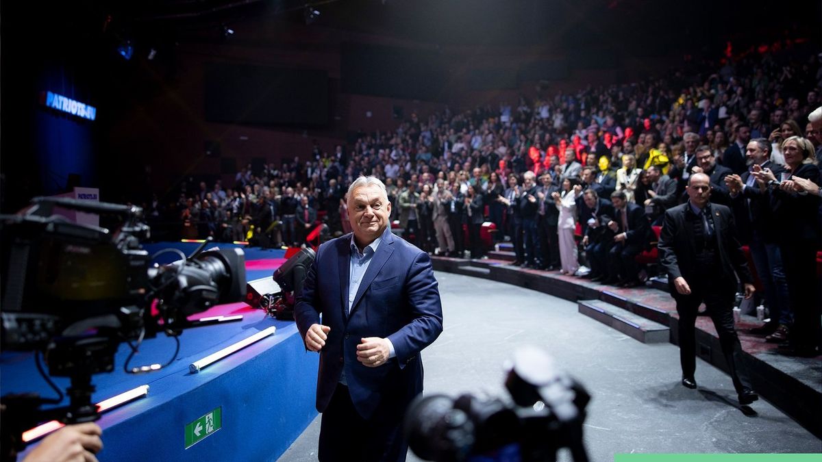 Orbán Viktor köszönetet mondott a háborúellenes gyűlések résztvevőinek. (Fotó: Miniszterelnöki Sajtóiroda)