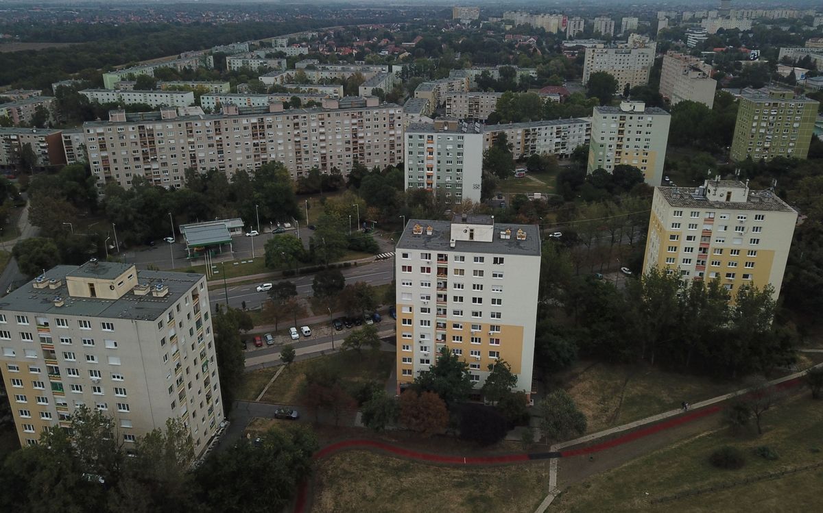 A szegedi lakótelepeken sokszor csak bosszantó csordogálássá válik a víznyomás. (Fotó: Délmagyar)