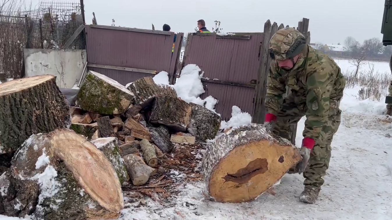 Megható videót tett közzé a rendőrség: így ért célba a tűzifa a tanyán