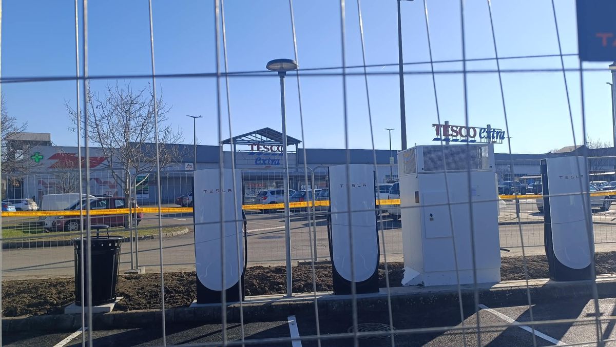 Szeged új Teslatöltője lassan célegyenesbe érhet