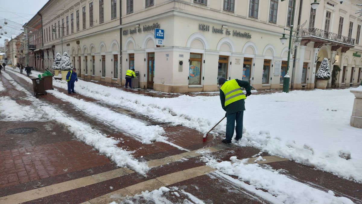 A Kárász utcát is megtisztították reggel. (Fotó: SzegedMa)