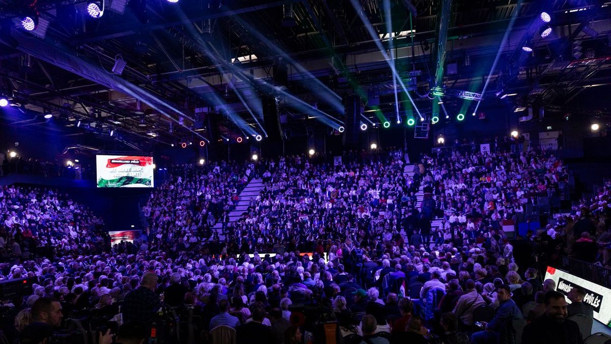 A közönség legjobban Orbán Viktorra, Magyarország miniszterelnökére kíváncsi. (Fotó: Polyák Attila)