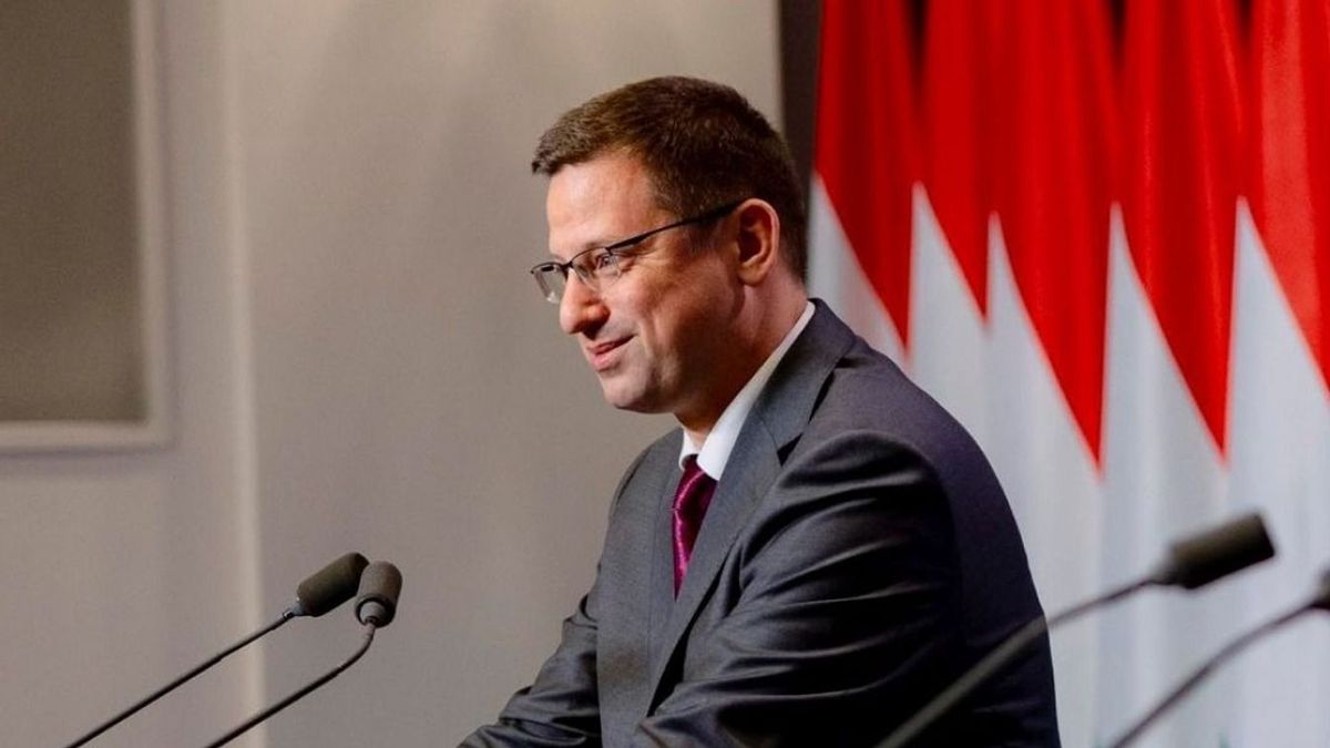 Kormányinfón ismerteti a szerdai kormányülésen meghozott döntéseket Gulyás Gergely és Vitályos Eszter. (Fotó: Facebook/Gulyás Gergely)