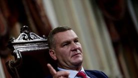 Botka László más tollával ékeskedik