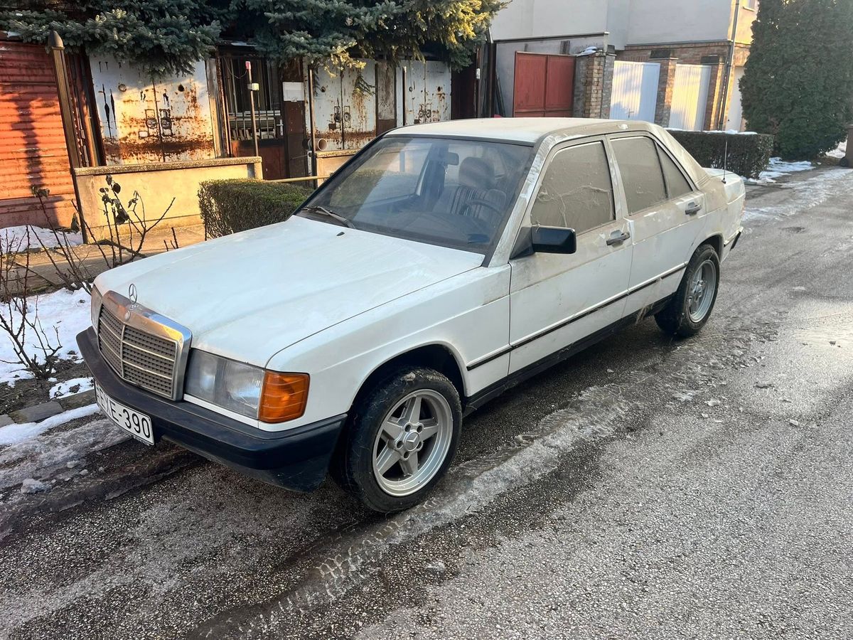 Egy különleges Mercedes 190-es került elő Szegeden egy nyári konyhából