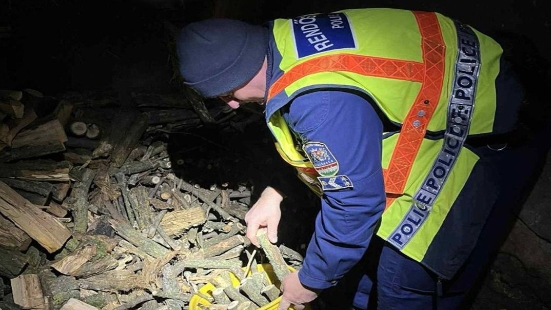 A rokonok helyett most a rendőröktől érkezett a nélkülözhetetlen segítő kéz. (Fotó: Csongrád-Csanád vármegyei rendőrség)