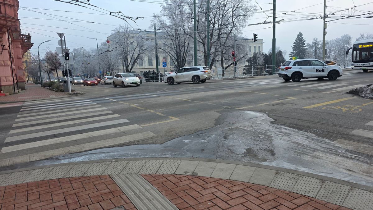 A Vízmű szakemberei egy csőtörés miatt dolgoznak az úttesten. (Fotó: Szegedi Vízmű)