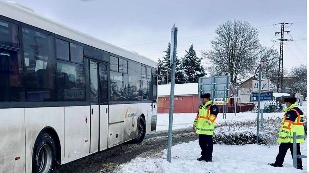 Algyőnél a csúszós útfelület tréfálta meg a buszsofőrt. (Fotó: Csongrád-Csanád vármegyei rendőrség)
