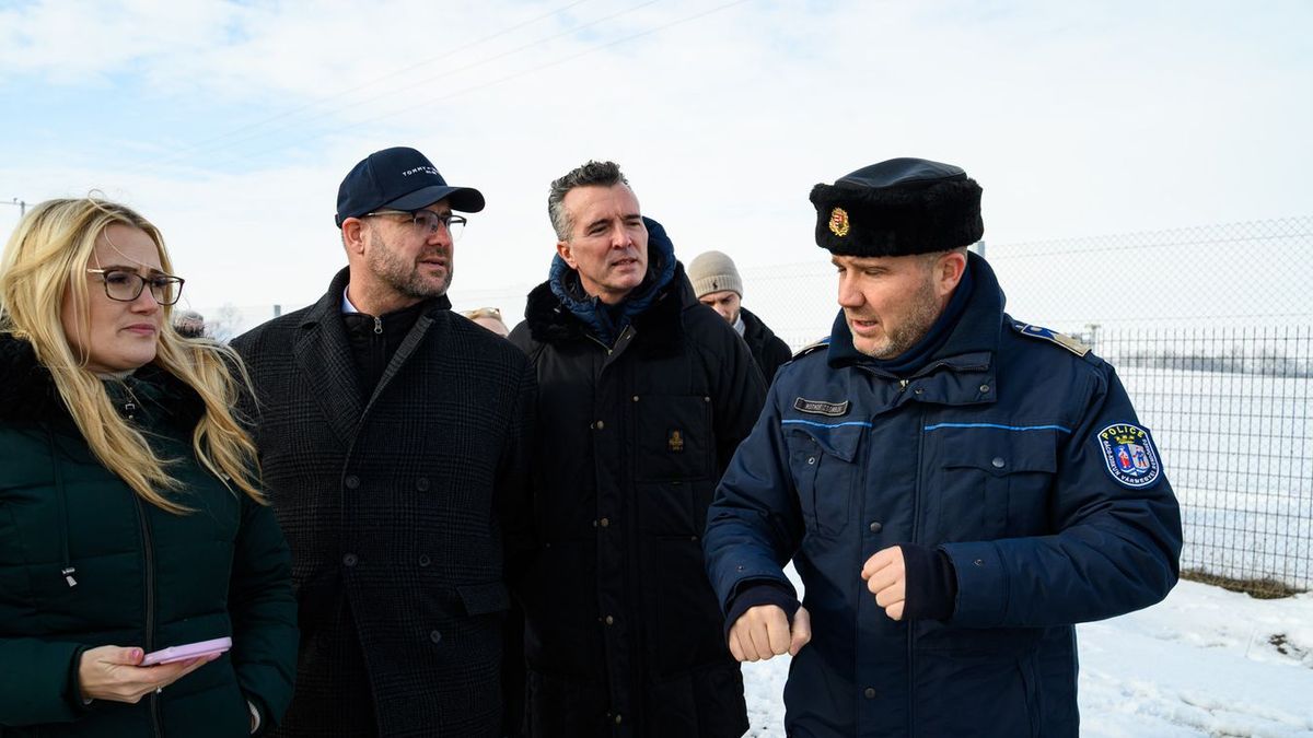 Christian Hafenecker, az Osztrák Szabadságpárt (FPÖ) főtitkára a párt több magas rangú képviselőjével látogatást tett a magyar határkerítésnél
