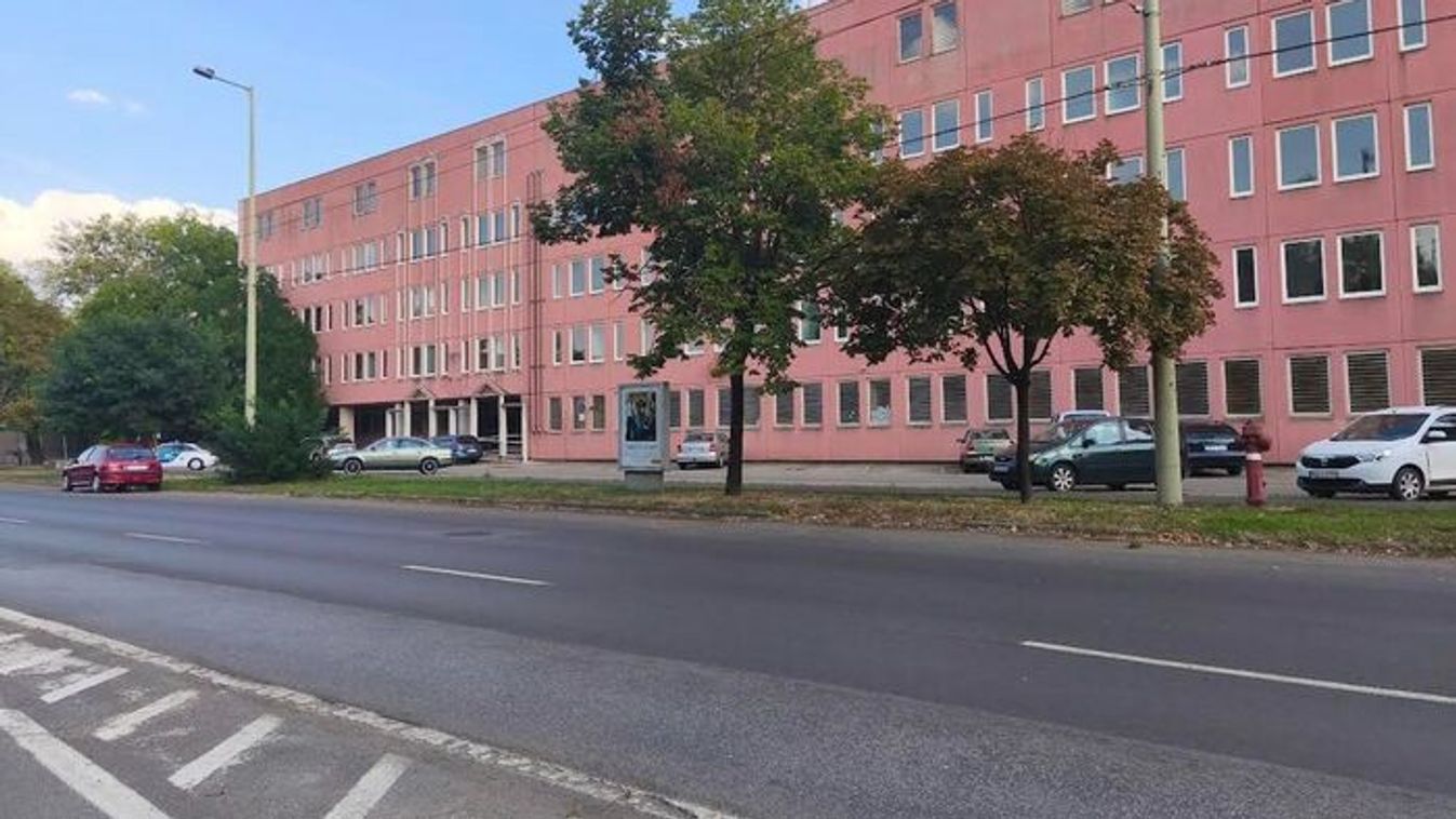A sofőrök egy része még mindig rutinból, tévesen közlekedik a Párizsi körúton
