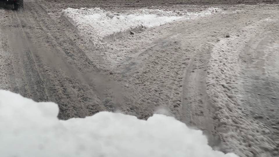 Nem éppen igényes módon takarították el a havat, már ha ezt lehet takarításnak nevezni. (Fotó: Facebook)