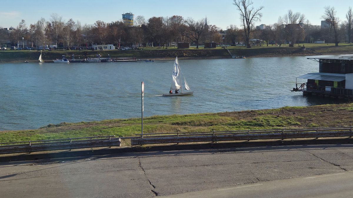 Clipperek szelték a Tiszát Szegeden a ragyogó napsütésben. (Fotó: SzegedMA)