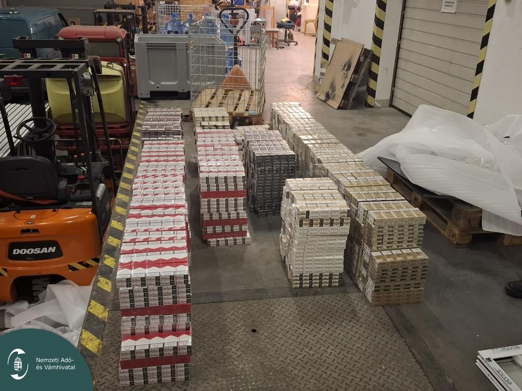 A lefoglalt cigaretta összértéke meghaladja a tizenhatmillió forintot. Fotó: NAV