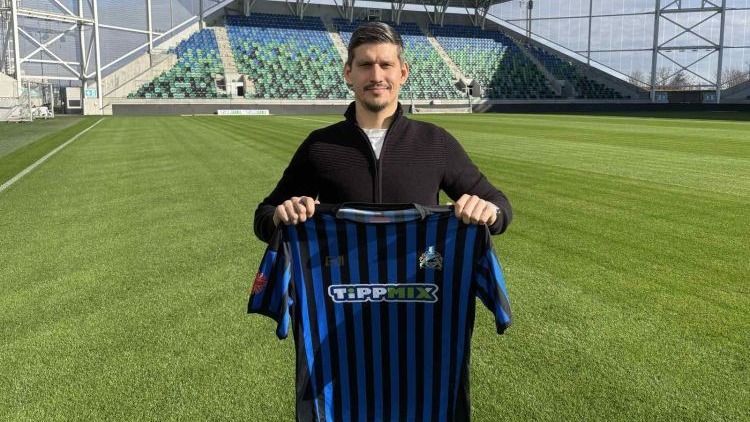 Laczkó Zsolt ül le a Szeged-Csanád GA kispadjára. (Fotó: Szeged-Csanád Grosics Akadémia)