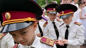 Veszélyes úton Ukrajna: katonai szemlélettel formálná át a gyermekek gondolkodását