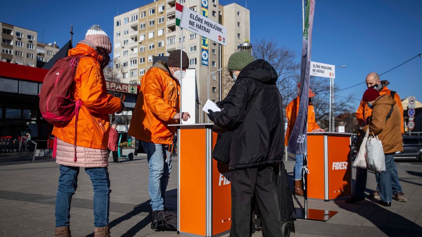 Politikai erőszak Budapesten: fideszes aktivistára támadt a plakátrongáló +videó