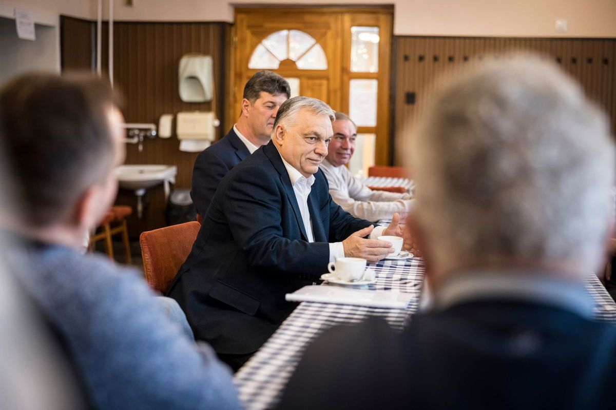 Orbán Viktor Mórahalmon a térséget érintő érintő porblémákról egyeztetett a helyi gazdákkal