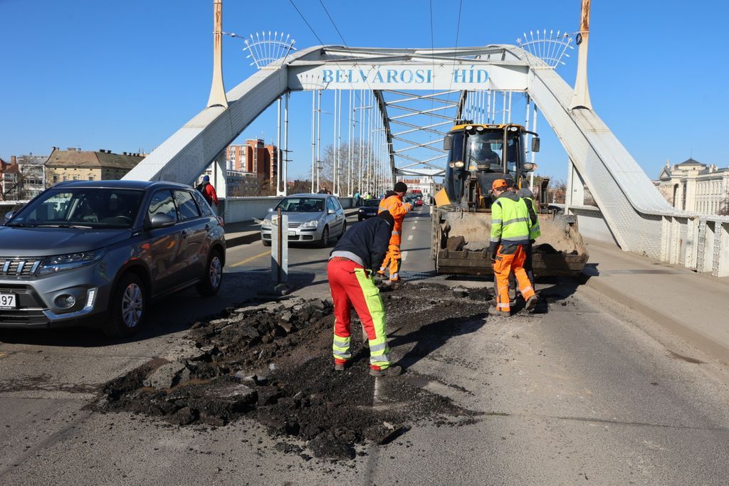 Ismét kátyússá vált Szeged egyik legforgalmasabb átkelője, ezért csütörtökön újra nekiláttak a javításnak a Belvárosi hídon