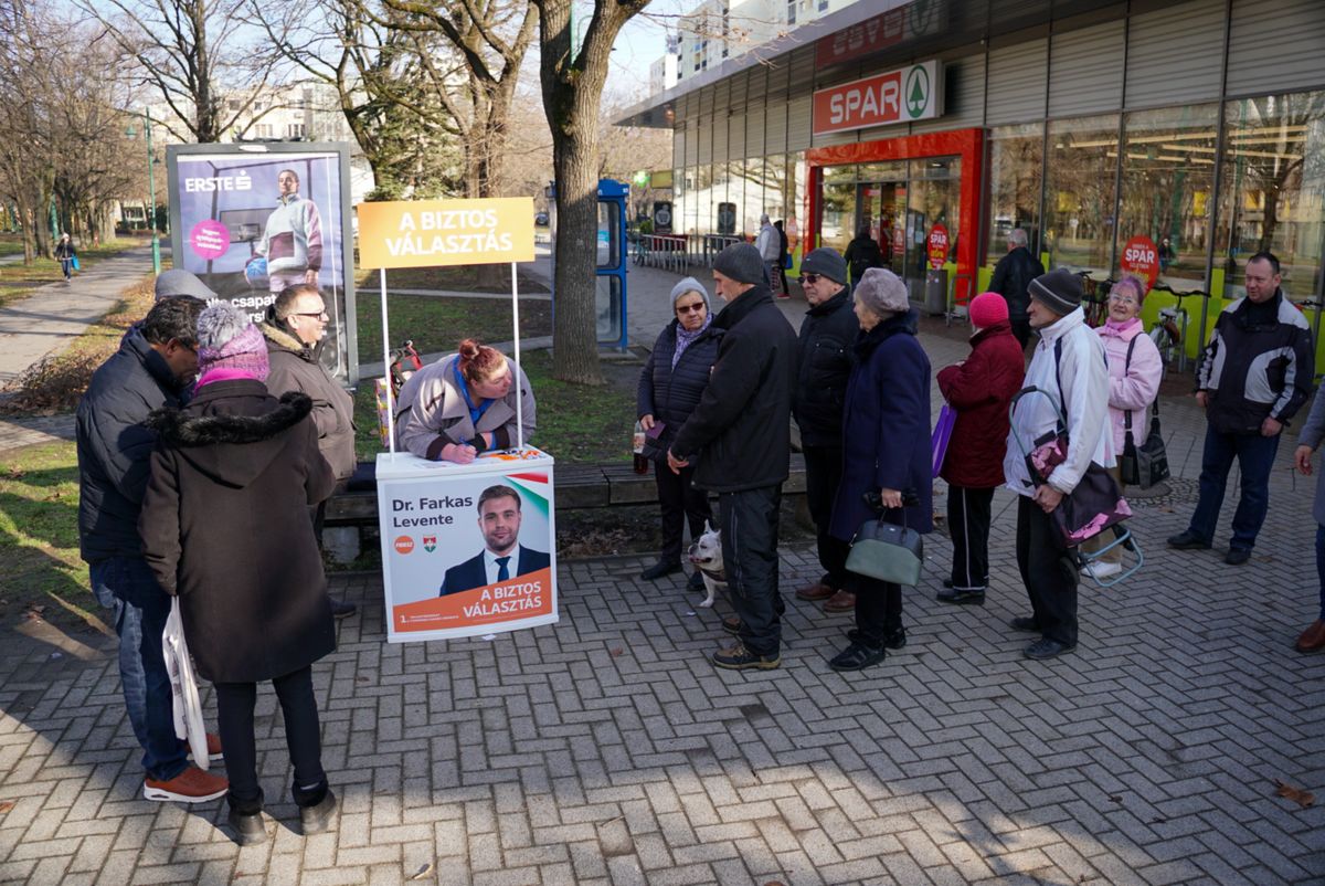 Szegeden, szombaton és vasárnap is sokan keresték fel a kormánypártok standjait Fotó: Facebook