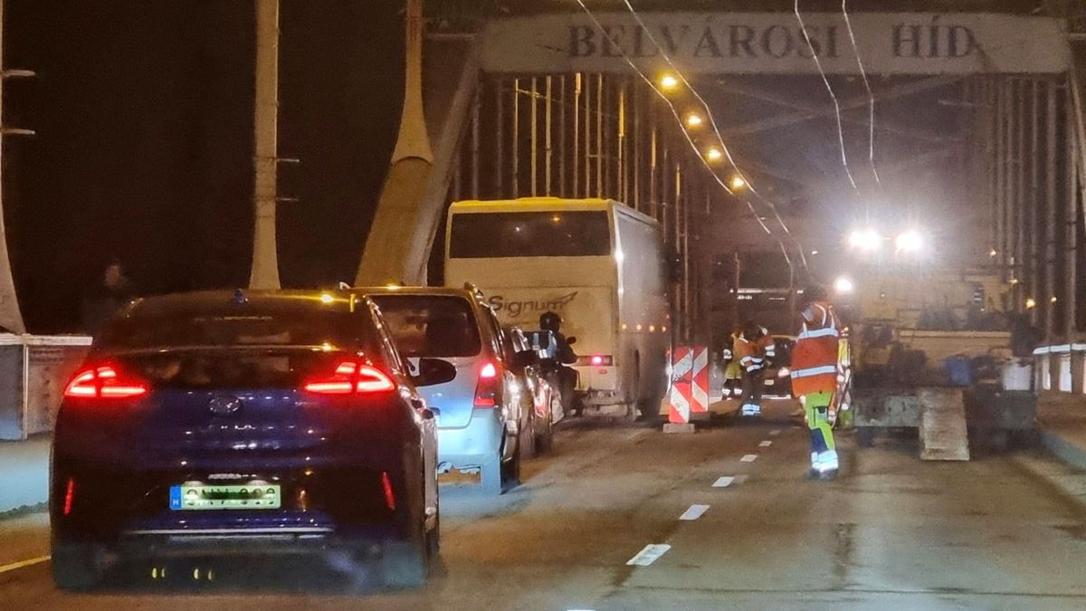 Késő este is tömködték a Belvárosi híd kátyúit. (Fotó: Webrádió)