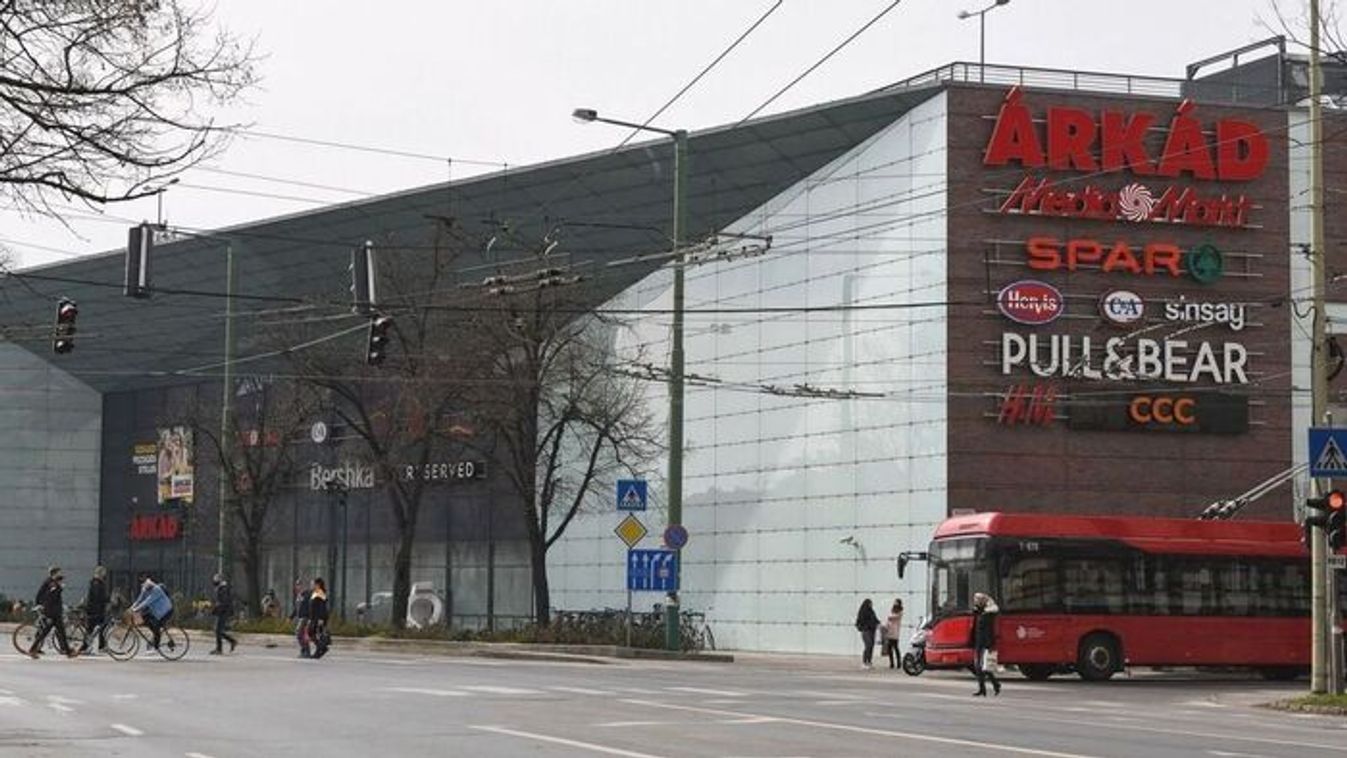 Hátrányba kerülnek a szegedi futárok? Megszűnik az ingyenes parkolás az Árkádban