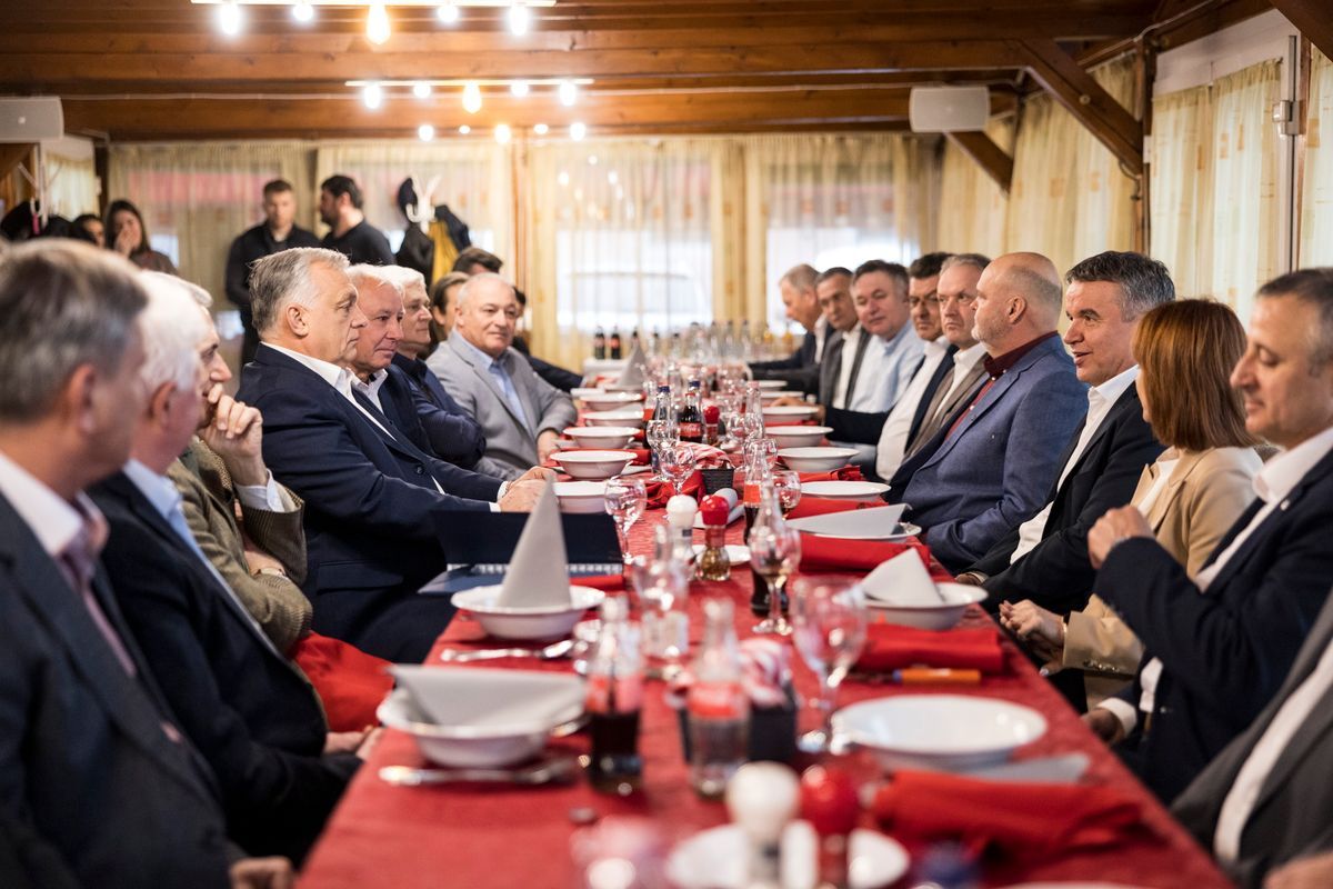 Szedresen a térségi polgármesterekkel találkozott Orbán Viktor. (Fotó: MTI)