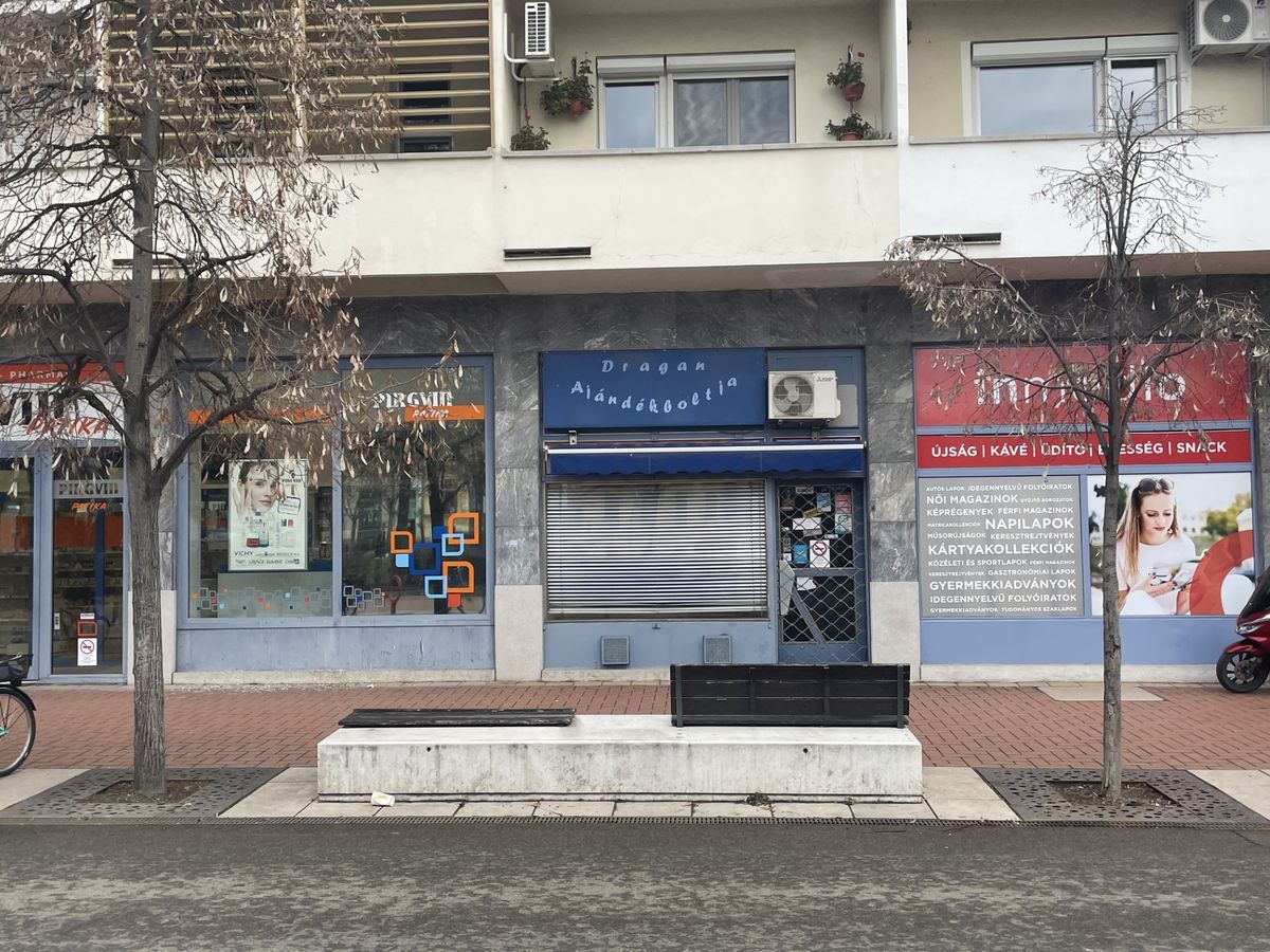 Üresen maradt a Dugonics tér egyik legismertebb üzlethelyisége. Fotó: Délmagyar
