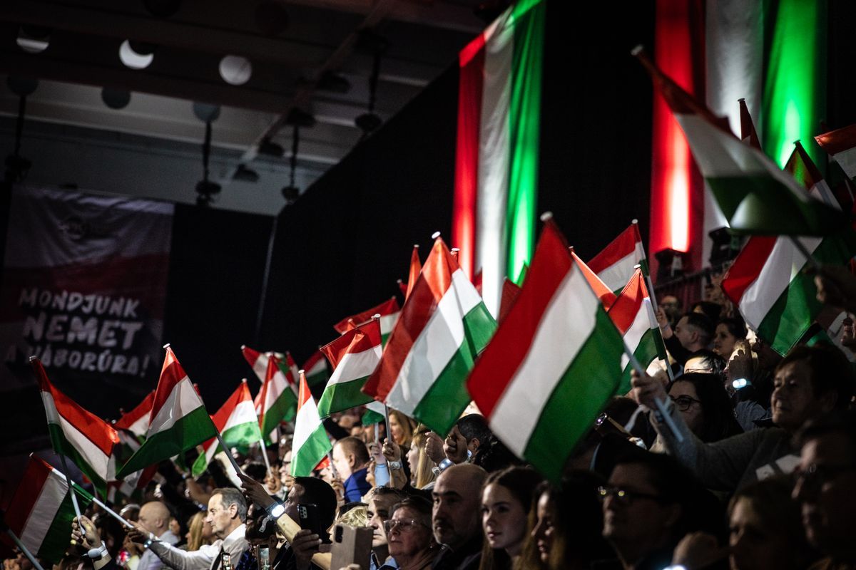 Teltház előtt beszél a kormányfő. (Fotó: Miniszterelnöki Kommunikációs Főosztály)