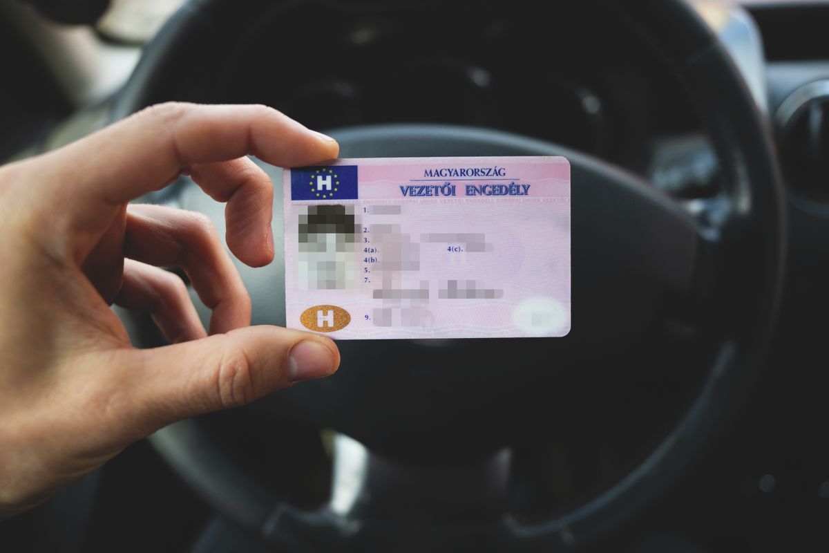 Egységes, új formátumú jogosítványokra áll át Európa