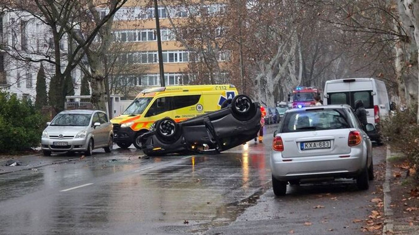 Baleset Újszegeden: a tetején állt meg a kocsi egy forgalmas útszakaszon +fotók