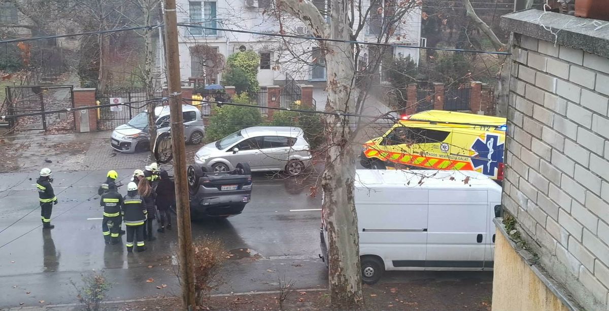 Felborult egy autó az újszegedi Fő fasoron