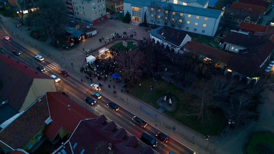 Alig voltak kíváncsiak Magyar Péter mezőkövesdi fellépésére. Fotó: Facebook/Deák Dániel