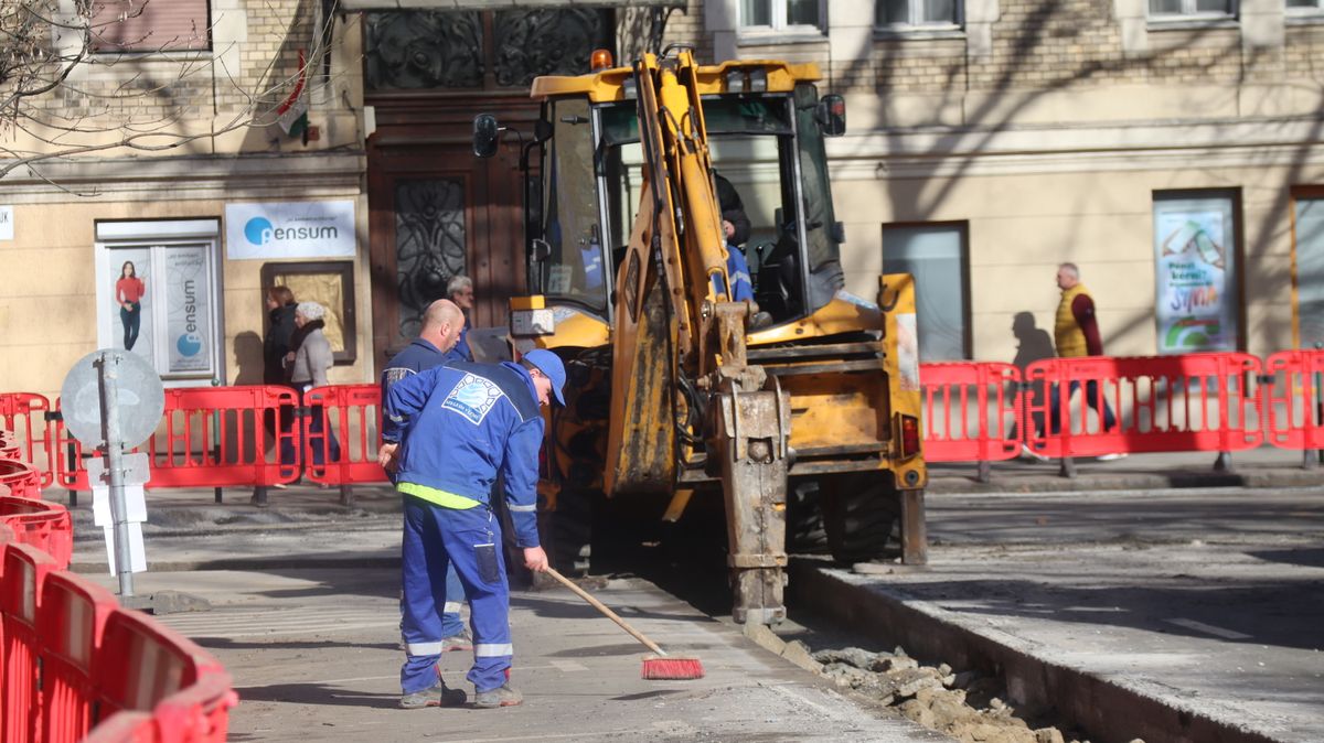 Vízvezeték-rekonstrukció indult az Aradi vértanúk terén. (Fotó: Tóth Norbert)
