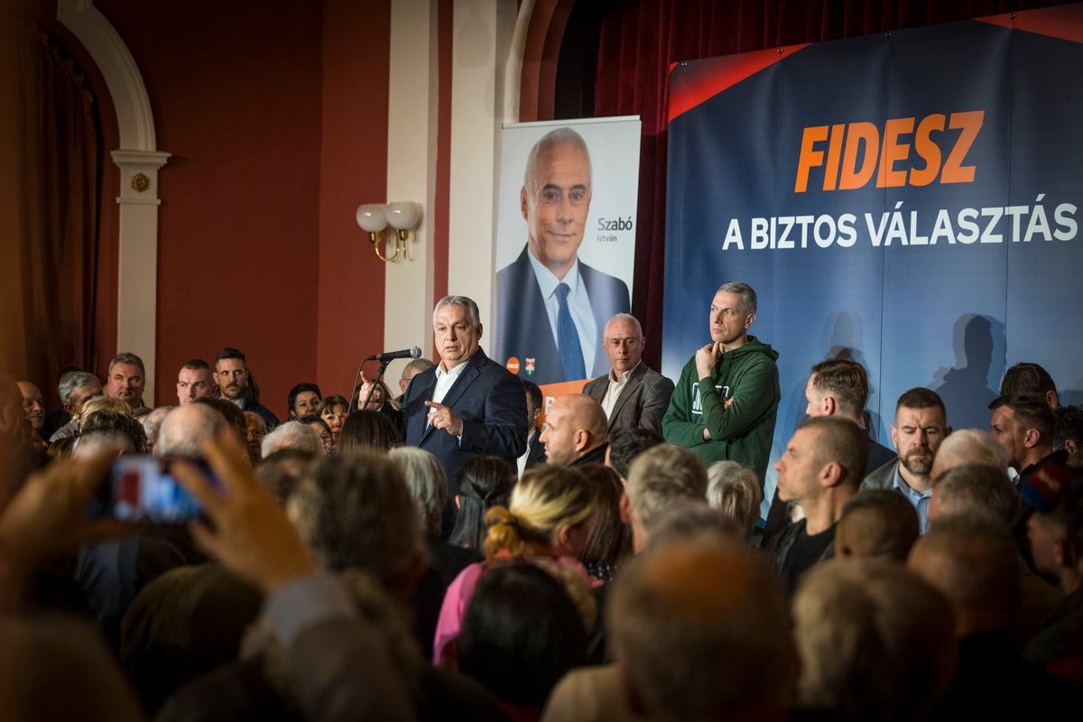 Orbán Viktor személyesen mondott köszönetet a visszavonuló Farkas Sándornak az évtizedes munkájáért. Fotó: Délmagyar