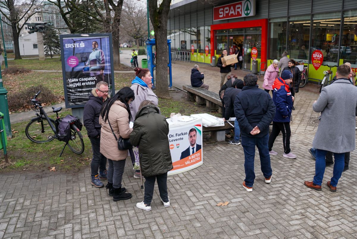 Szeged mindkét kormánypárti képviselőjelöltje, Mihálffy Béla és Farkas Levente is nagyon rövid idő alatt összegyűjtötte a szükséges aláírásokat. (Fotó: Facebook/Farkas Levente)