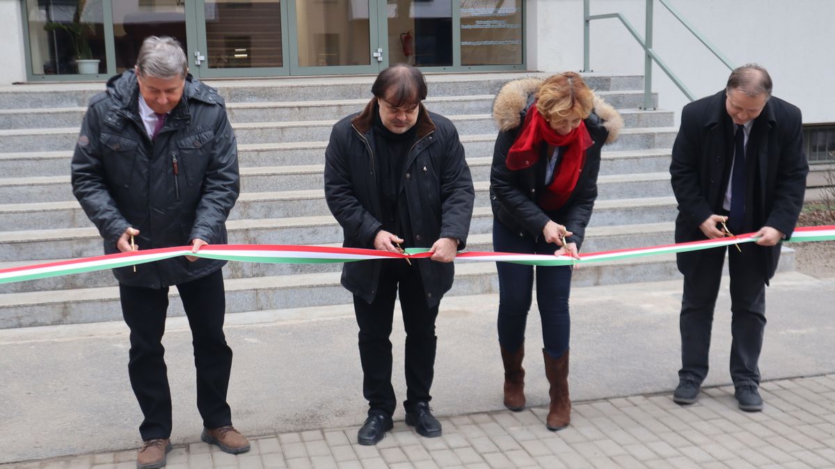 Az ünnepélyes pillanat, amikor hivatalosan is át lett adva a Petőfi-épület. (Fotó: Tóth Norbert)