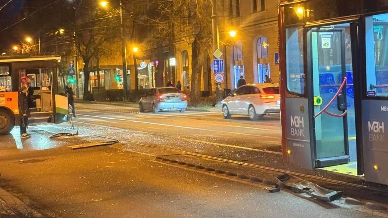 Összeütközött két troli a belvárosban, fennakadások Szegeden +fotók