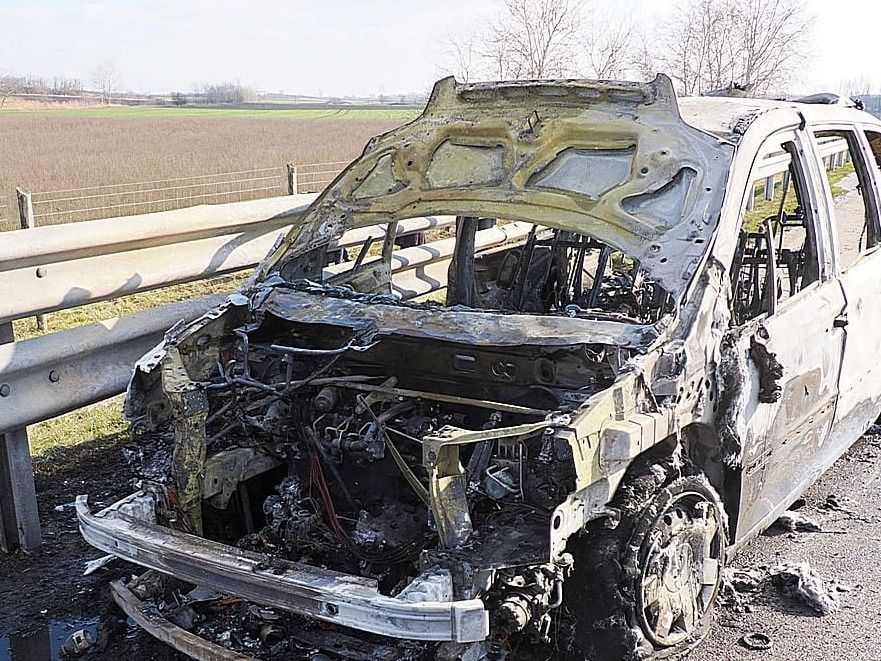Még az aszfalt is megolvadt az M5-ösön: menet közben kigyulladt az autó +fotók