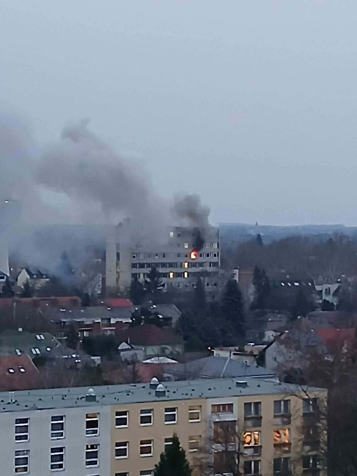 Messziről látható a tűz az újszegedi kollégium épületében 