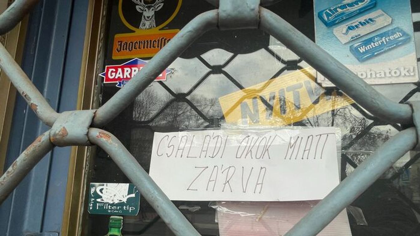 Szomorú látvány a Dugonics téren: üresen tátong a legendás üzlet helye