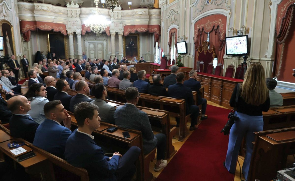 Botka László előadására az önkormányzati dolgozók segítségével töltötték meg a Városháza dísztermét